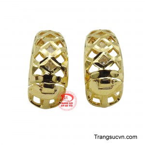 oa tai nữ vàng 18K trẻ trung là một điểm nhấn trang sức tinh xảo, mang đến vẻ đẹp trẻ trung và hiện đại.