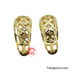 Từng viên đá nhỏ được nạm khéo léo, lấp lánh dưới ánh sáng, thu hút mọi ánh nhìn.