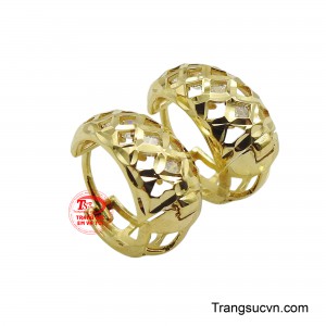 Thiết kế dạng khoen tròn với họa tiết hình học độc đáo, tạo nên sự phá cách đầy cá tính mà vẫn giữ được nét thanh lịch.