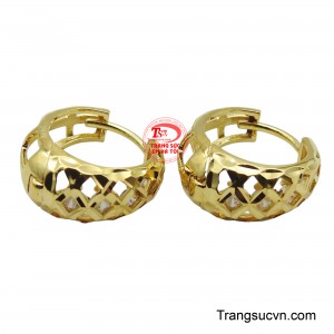 Chiếc hoa tai này không chỉ là món phụ kiện làm đẹp mà còn là biểu tượng của sự tự tin, năng động, giúp phái đẹp tỏa sáng trong mọi khoảnh khắc.