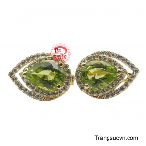 Xung quanh viên đá chủ là những viên đá cz nhỏ tạo thành một vòng hào quang lấp lánh tạo nên hiệu ứng rực rỡ và sang trọng.