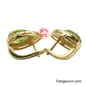 Xung quanh viên đá chủ là những viên đá cz nhỏ tạo thành một vòng hào quang lấp lánh tạo nên hiệu ứng rực rỡ và sang trọng.