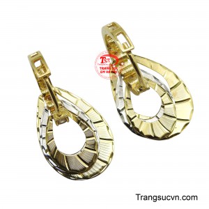 Với thiết kế lấy cảm hứng từ hình ảnh giọt nước cách điệu, lồng ghép nhiều lớp vàng đan xen giữa vàng trơn và vàng trắng, tạo nên một hiệu ứng 3D độc đáo, thu hút mọi ánh nhìn.
