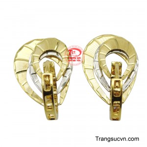Đôi hoa tai không chỉ là điểm nhấn hoàn hảo cho gương mặt mà còn là biểu tượng của sự nữ tính, dịu dàng.