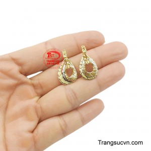 Với chất liệu vàng 10K cao cấp, đôi hoa tai này là lựa chọn hoàn hảo cho những quý cô yêu thích vẻ đẹp vượt thời gian, đẳng cấp và đầy cuốn hút.