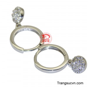 Thiết kế dạng khoen tròn đơn giản nhưng sang trọng, kết hợp với viên bi được đính đá lấp lánh ở phần đuôi, tạo nên sự hài hòa và duyên dáng.