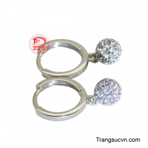 Khi đeo, những viên đá sẽ đung đưa nhẹ nhàng, thu hút mọi ánh nhìn với ánh sáng lấp lánh rực rỡ.