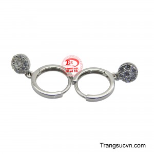 Với chất liệu vàng trắng 18K cao cấp, đôi hoa tai không chỉ là phụ kiện làm đẹp mà còn là biểu tượng của sự thanh lịch, quý phái.