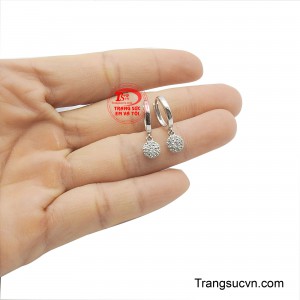 Đây là món quà hoàn hảo để tôn vinh vẻ đẹp dịu dàng và tinh tế của người phụ nữ hiện đại.