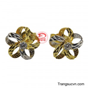 Hoa tai ý vàng 18k mang thiết kế hình bông hoa 5 cánh vô cùng độc đáo và thu hút.