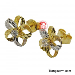 Mỗi cánh hoa là sự kết hợp tinh tế giữa vàng trơn bóng và vàng được chạm khắc hoa văn tinh tế, tạo nên một hiệu ứng tương phản thị giác đẹp mắt và sang trọng.