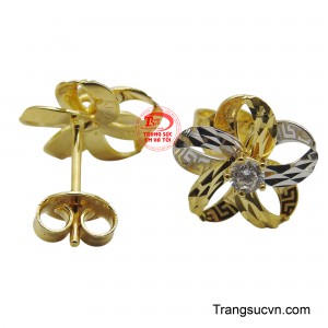 Điểm nhấn trung tâm là một viên kim cương lấp lánh, làm tăng thêm vẻ rực rỡ và quý phái cho đôi hoa tai.