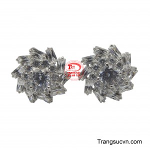 Hoa tai ý vàng trắng 18K là một tuyệt tác trang sức tinh xảo, mang thiết kế tựa như những bông hoa băng lấp lánh nở rộ giữa mùa đông.