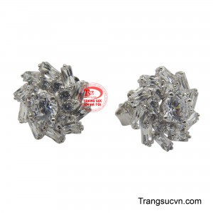 Mỗi chiếc hoa tai là sự kết hợp hoàn hảo của những viên đá cz tạo nên một hiệu ứng 3D sống động và rực rỡ.