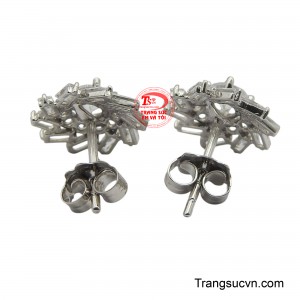 Ánh sáng từ những viên đá quý phản chiếu lung linh, tạo nên vẻ đẹp sang trọng và đẳng cấp cho người đeo.