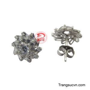 Với chất liệu vàng trắng 18K cao cấp, đôi hoa tai không chỉ là phụ kiện làm đẹp mà còn là biểu tượng của sự thanh lịch, quý phái.