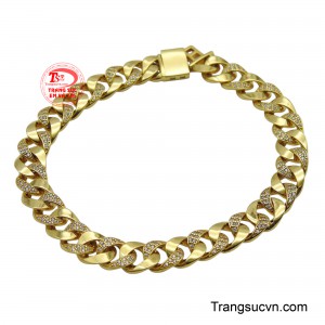 Thiết kế mắt xích phay sáng tinh xảo, với từng đường cắt dứt khoát, tạo nên vẻ ngoài đầy nam tính và đẳng cấp.