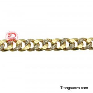 Chiếc lắc ôm trọn cổ tay, mang đến cảm giác chắc chắn và quyền lực.