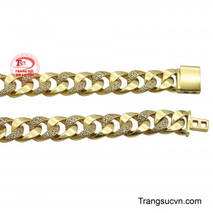 Điểm nhấn là những viên đá CZ lấp lánh được đính xen kẽ, phản chiếu ánh sáng rực rỡ, thu hút mọi ánh nhìn. 