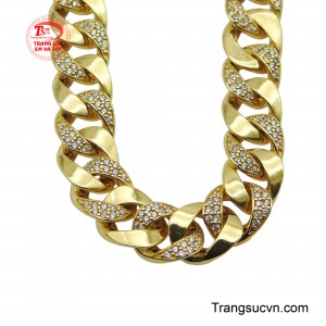 Dù kết hợp với trang phục đời thường hay những bộ suit lịch lãm, chiếc lắc này đều thể hiện gu thẩm mỹ tinh tế và cá tính riêng biệt của người sở hữu.