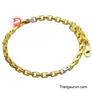 Thiết kế gồm những mắt xích vuông đơn giản, được nối liền mạch với nhau, tạo nên một tổng thể hài hòa và chắc chắn.