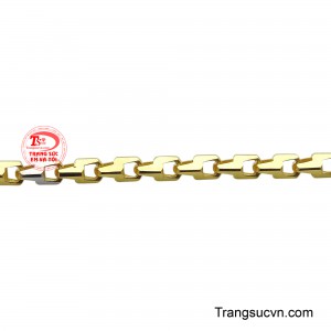 Chiếc lắc này phù hợp với mọi phong cách, từ trang phục công sở đến những buổi tiệc nhẹ nhàng, giúp người đeo thể hiện gu thẩm mỹ tinh tế và sự tự tin trong mọi hoàn cảnh.