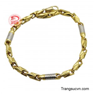 Thiết kế độc đáo với những mắt xích dẹp, được phay bóng tinh tế, tạo hiệu ứng phản chiếu ánh sáng mạnh mẽ. 