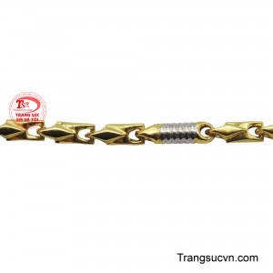 Sự phối hợp giữa hai kiểu mắt xích này không chỉ tạo nên một tổng thể hài hòa mà còn thể hiện cá tính riêng biệt.