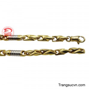 Điểm nhấn là những đoạn mắt xích tròn, được chạm khắc hoa văn tinh xảo, mang lại sự mới mẻ và độc đáo.