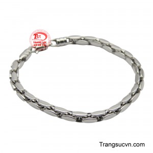 Lắc tay có thiết kế dạng mắt xích dẹt đặc trưng, được đánh bóng tỉ mỉ, tạo nên vẻ ngoài lấp lánh và mạnh mẽ.