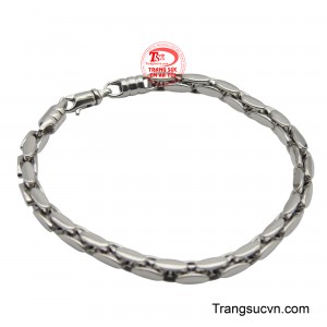 Chất liệu vàng trắng 18K cao cấp không chỉ mang lại độ bền vượt trội mà còn giúp sản phẩm có màu sắc thanh lịch, dễ dàng kết hợp với nhiều trang phục khác nhau.