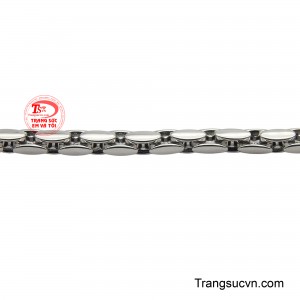 Khóa gài chắc chắn, đảm bảo an toàn cho người đeo trong mọi hoạt động.