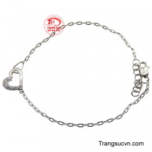 Điểm nhấn của chiếc lắc là mặt hình trái tim được thiết kế vô cùng sáng tạo, một nửa trái tim trơn bóng thể hiện sự trong sáng, nửa còn lại được đính kết những viên đá CZ lấp lánh, tượng trưng cho những cảm xúc mãnh liệt và rực rỡ của tuổi trẻ.