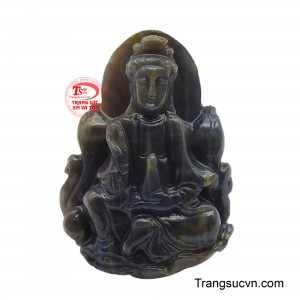 Mặt đá Sapphire Quan Âm bình an được điêu khắc tinh xảo, mang vẻ đẹp vừa sang trọng, vừa thanh tịnh.