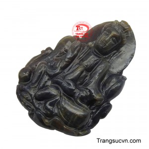 Chất liệu sapphire thiên nhiên với những vân đá độc đáo, màu sắc chuyển tiếp một cách tự nhiên, mang đến vẻ đẹp riêng biệt, không thể trùng lặp.