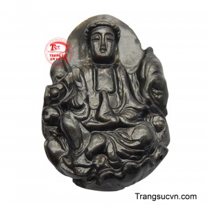 Từng đường nét chạm khắc trên mặt đá đều được chế tác tỉ mỉ, tái hiện hình tượng Bồ Tát Quan Âm với thần thái từ bi, hiền hậu, tỏa ra sự thanh tịnh và an lạc.