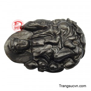 Không chỉ là một món trang sức quý giá, mặt đá Quan Âm còn là một vật phẩm phong thủy mang ý nghĩa bảo vệ, che chở và đem lại bình an cho người sở hữu, nhắc nhở về lòng từ bi và sự hướng thiện trong cuộc sống.