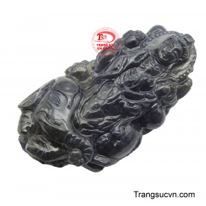 Gam màu xanh đen đặc trưng của sapphire mang đến vẻ đẹp sang trọng, huyền bí, tượng trưng cho sự vững chãi, bền bỉ và sự may mắn.
