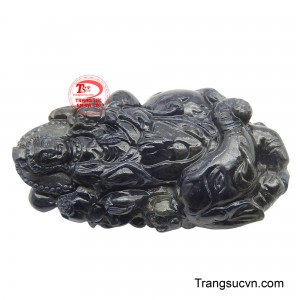 Không chỉ là một món trang sức quý giá, mặt đá Quan Âm còn là một vật phẩm phong thủy mang ý nghĩa bảo vệ, che chở và đem lại bình an cho người sở hữu, nhắc nhở về lòng từ bi và sự hướng thiện trong cuộc sống.