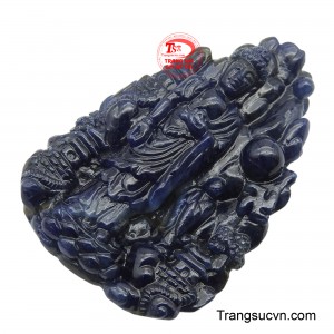 Tác phẩm không chỉ là một món trang sức quý giá, tôn lên vẻ đẹp sang trọng mà còn mang ý nghĩa phong thủy, giúp người đeo cảm thấy được che chở, bảo vệ, tâm hồn an lạc và tìm thấy sự bình yên trong cuộc sống.