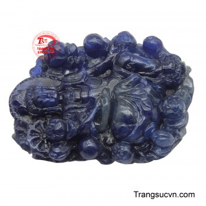 Mặt dây chuyền không chỉ là điểm nhấn hoàn hảo cho phong cách mà còn là vật phẩm phong thủy linh thiêng, giúp người đeo cảm thấy được bảo vệ, che chở và thu hút may mắn.