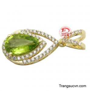 Xung quanh viên đá chủ là một vòng hào quang lấp lánh được tạo nên từ những viên đá quý nhỏ, tạo nên hiệu ứng rực rỡ và sang trọng.