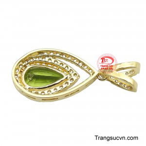 Chiếc mặt dây chuyền được thiết kế tinh xảo, với đường nét mềm mại và uyển chuyển, làm nổi bật vẻ đẹp thanh thoát của cổ.