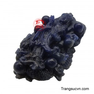 Mặt dây Sapphire được khắc họa hình ảnh rồng tượng trưng cho sức mạnh, quyền lực và sự uy nghiêm.