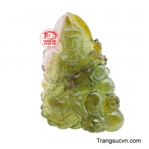 Mặt dây Quan Âm Tourmaline với thần thái hiền hòa, ngài là biểu tượng sống động của lòng từ bi vô lượng, luôn lắng nghe và quán chiếu mọi khổ đau của chúng sinh.