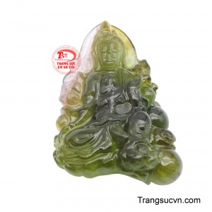 Sắc xanh lục bảo của Tourmaline không chỉ tôn vinh vẻ đẹp của tác phẩm mà còn được tin là mang lại năng lượng chữa lành, giúp xoa dịu tâm hồn và cân bằng cảm xúc.