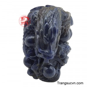 Mặt dây rồng Saphir cỡ nhỏ là một tác phẩm điêu khắc tinh xảo từ đá Sapphire tự nhiên.