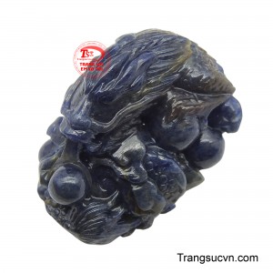 Hình ảnh rồng cuộn mình, bao bọc những viên ngọc quý, tượng trưng cho sự bảo vệ tài lộc và quyền lực. 