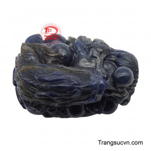 Màu xanh đậm của Sapphire không chỉ mang đến vẻ đẹp sang trọng mà còn thể hiện ý nghĩa về sự bền vững, thịnh vượng.