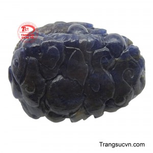 Chiếc mặt dây này là một món trang sức độc đáo, mang lại may mắn và khẳng định phong cách cho người sở hữu, phù hợp để đeo hàng ngày.